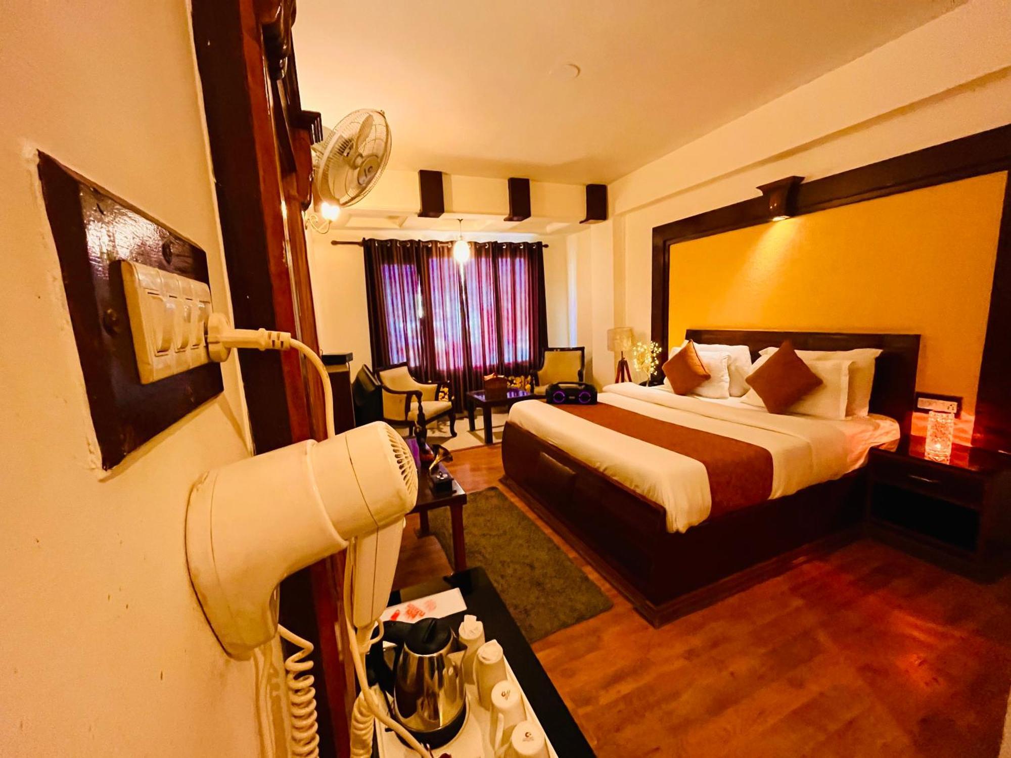 Hotel Midtown Manali Buitenkant foto