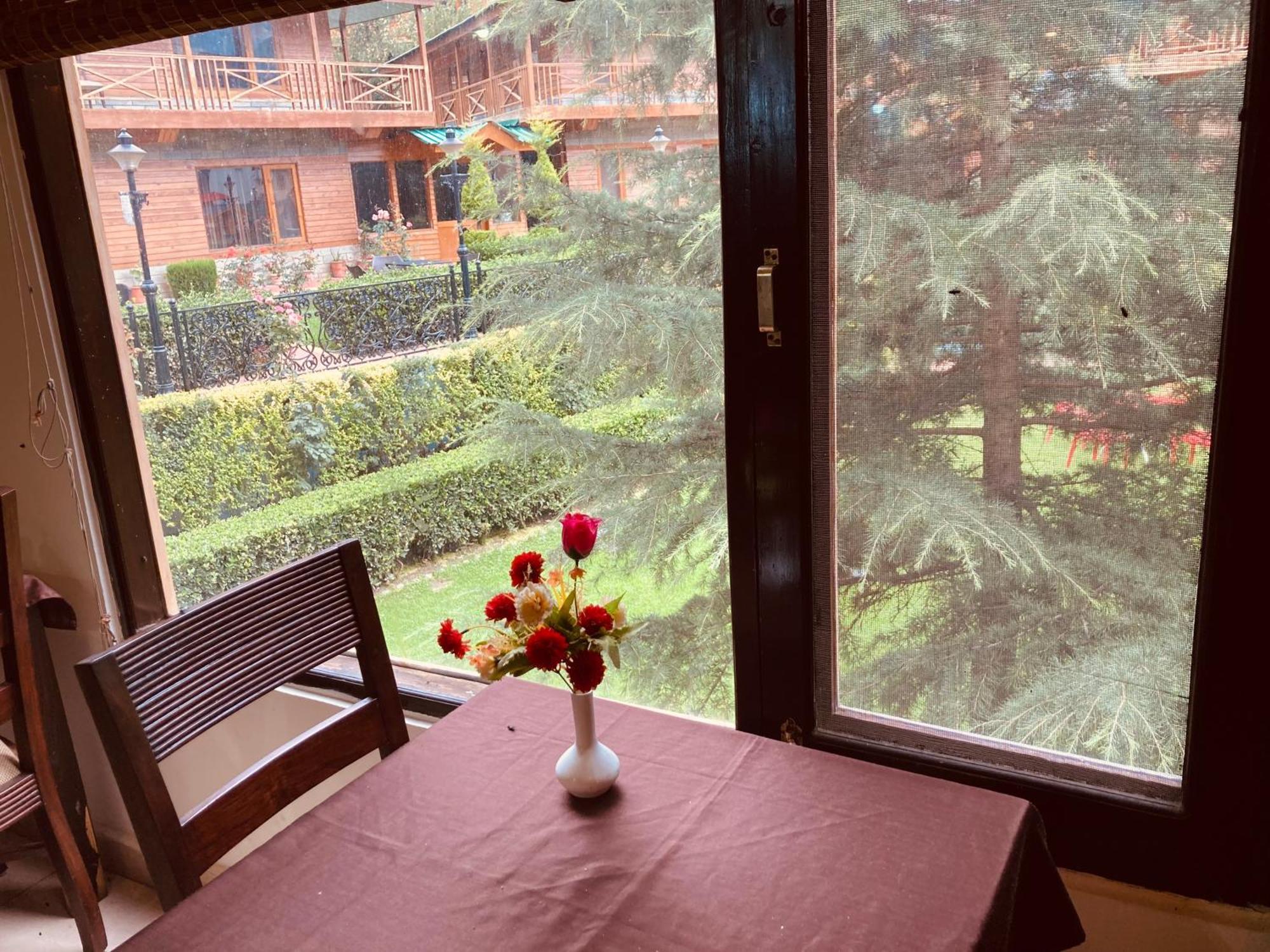 Hotel Midtown Manali Buitenkant foto